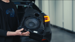 Tesla는 놀라운 움직임을 보입니다: Model Y RWD 변형의 스피커를 대폭 줄였습니다