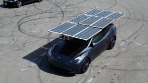 태양광 프로젝트는 Tesla Model Y 상단에 태양광 패널을 추가했지만 과연 작동할까요?