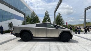 Tesla의 사이버트럭은 차세대의 상상력을 사로잡고 있습니다.