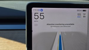 Tesla, FSD v13.2.9에서 운전자 모니터링 감소 확인