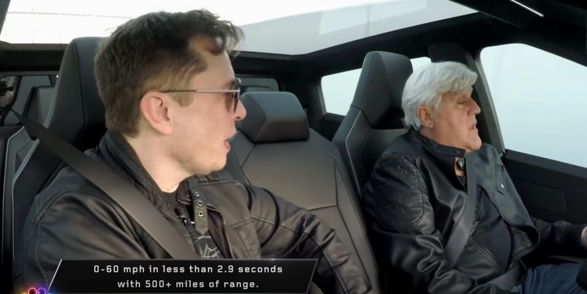 Jay Leno는 Tesla Cybertruck을 운전하는 동안 Jay Leno의 차고에서 Elon Musk를 인터뷰합니다