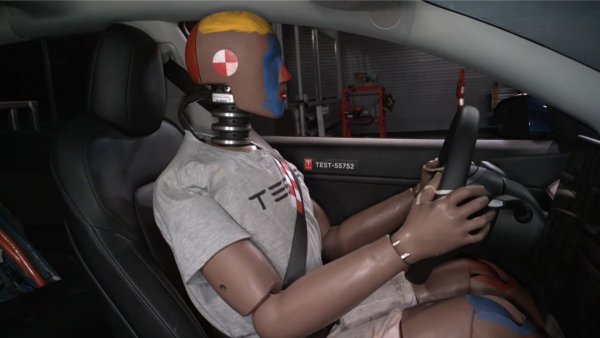 Tesla는 리콜을 해결하기 위해 좌석 센서 대신 실내 카메라 감지로 전환할 것으로 예상했습니다.