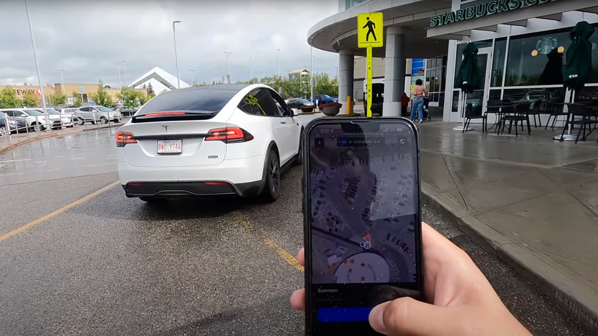 Tesla는 향상된 스마트 소환 기능 출시 준비 중 