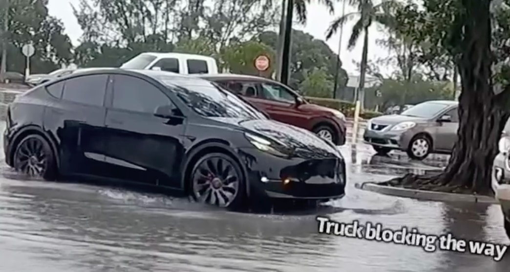 세 가지 주차 옵션을 제공하는 Tesla의 역 소환