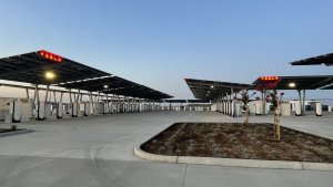 세계 최대 테슬라 슈퍼차저: 168개 충전소, 100% 오프그리드, 태양열 및 배터리 저장 장치로 구동
