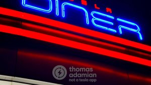 테슬라 다이너, 그랜드 오픈 임박: 음식과 잠재적 수집품 최초 공개 [영상]