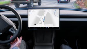 테슬라, 운전 중 문자 메시지 전송 가능한 '아이즈오프' 기능 조기 출시