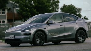 테슬라, 연휴 이후 더 큰 FSD 모델 출시 예정; 3주 후 로보택시 안전 모니터 제거 예정