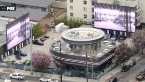 테슬라의 할리우드 다이너: 차량 내 컨트롤 및 극장 스크린 켜기 [비디오]